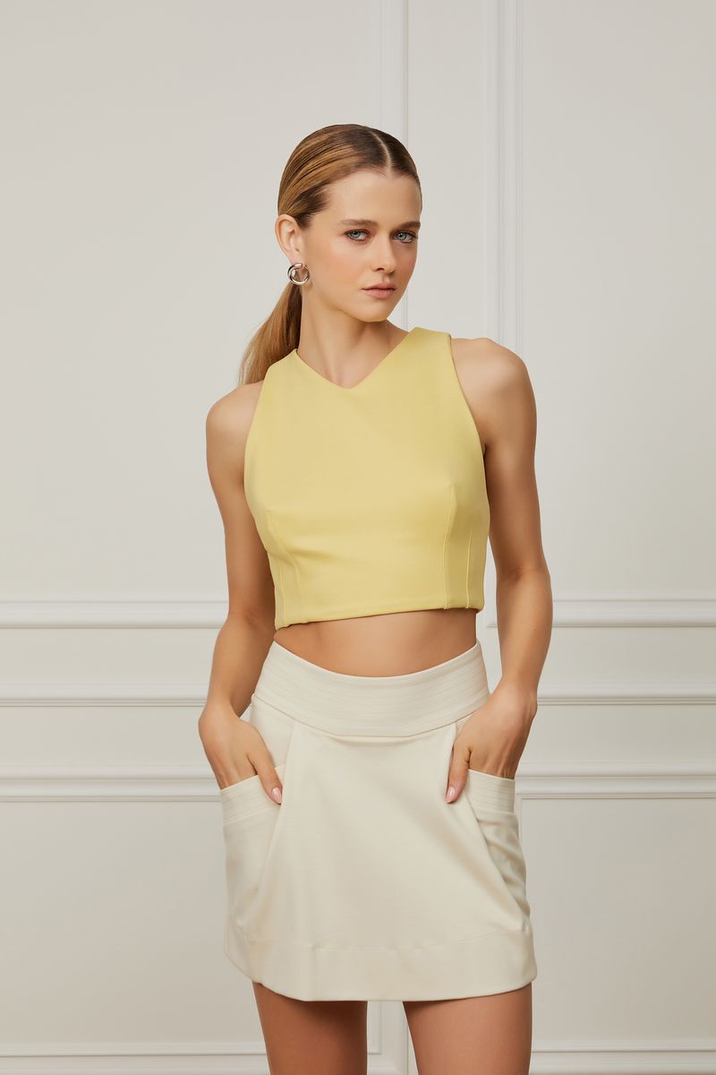 52104877_04517_1-TOP-DE-MALHA-ESTRUTURADO-COM-PREGAS-AMARELO