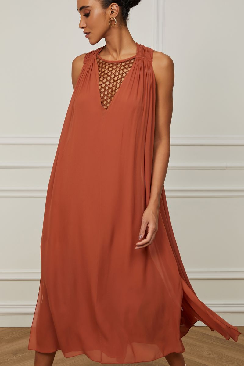 07205440_04522_2-VESTIDO-DE-GEORGETTE-LEVE-MIDI-MARROM-DETALHE-DE-TELA