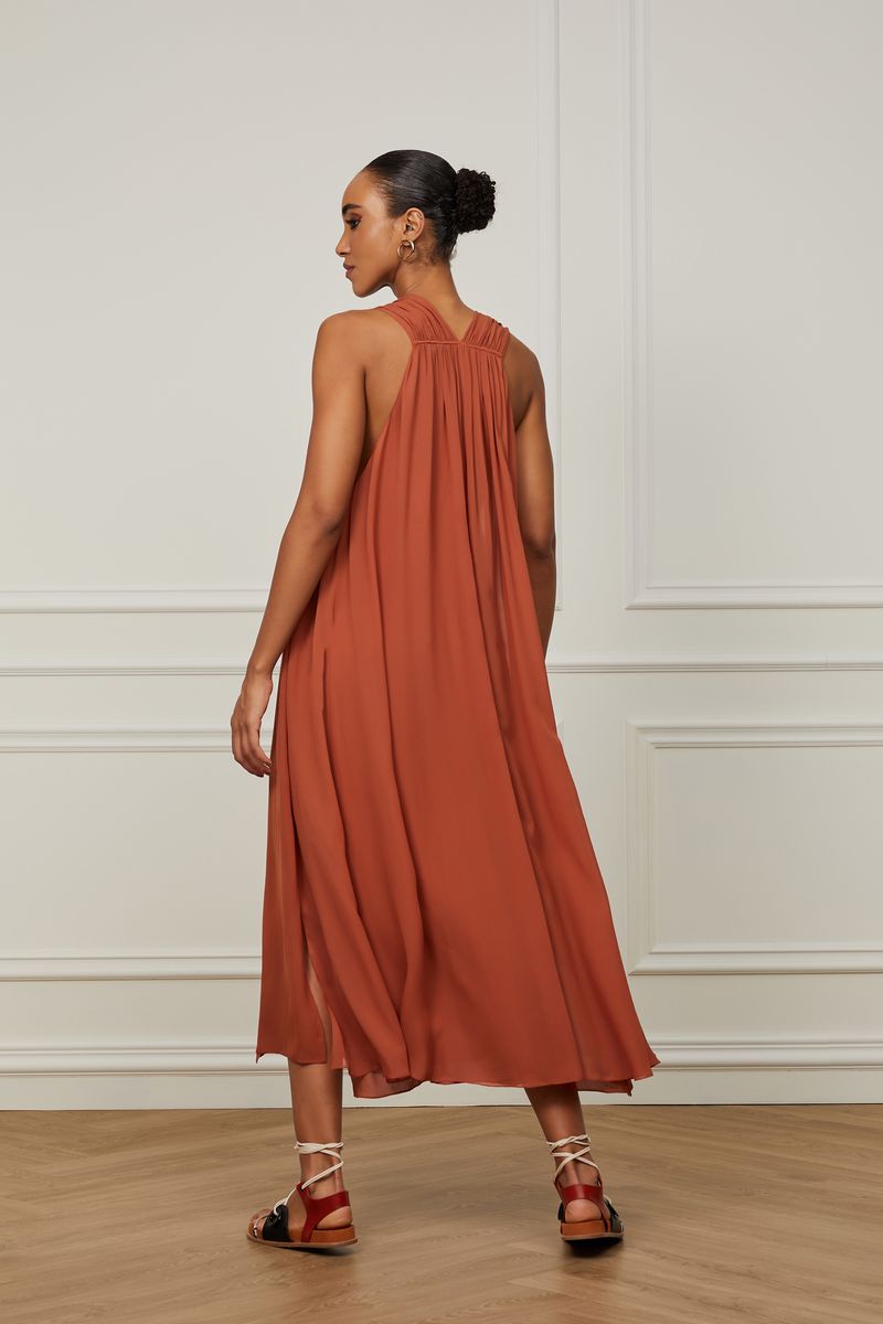 07205440_04522_3-VESTIDO-DE-GEORGETTE-LEVE-MIDI-MARROM-DETALHE-DE-TELA