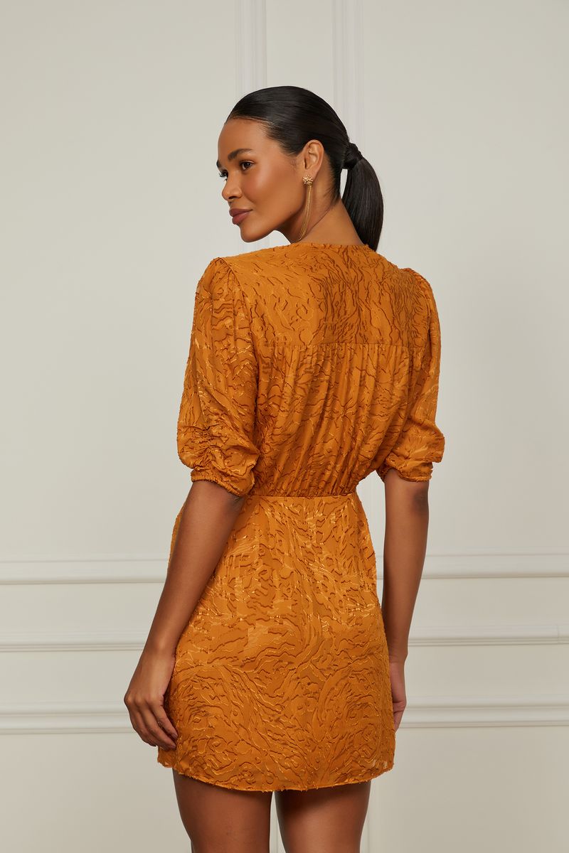 07990023_03355_3-VESTIDO-JACQUARD-CURTO-PAREO-MARROM-DECOTE-V
