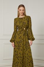 07205982_36153_4-VESTIDO-MIDI-COM-MANGA-LONGA-E-CUT-CENTRAL-AMARRACAO-ESTAMPA-ONCA