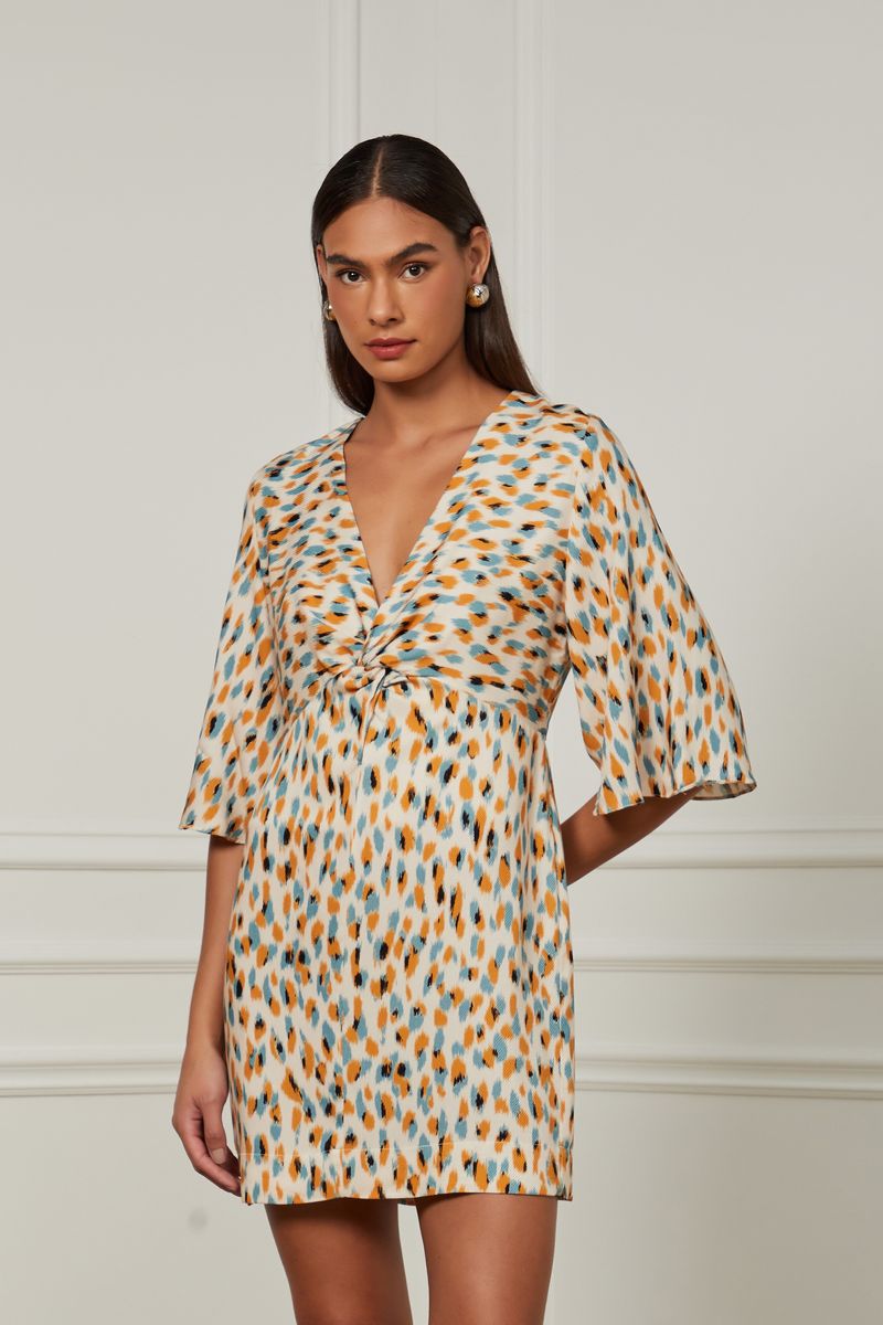 07206020_36156_2-VESTIDO-CURTO-RETO-DECOTE-V-TORCIDO-E-MANGA-3-4-ESTAMPADO