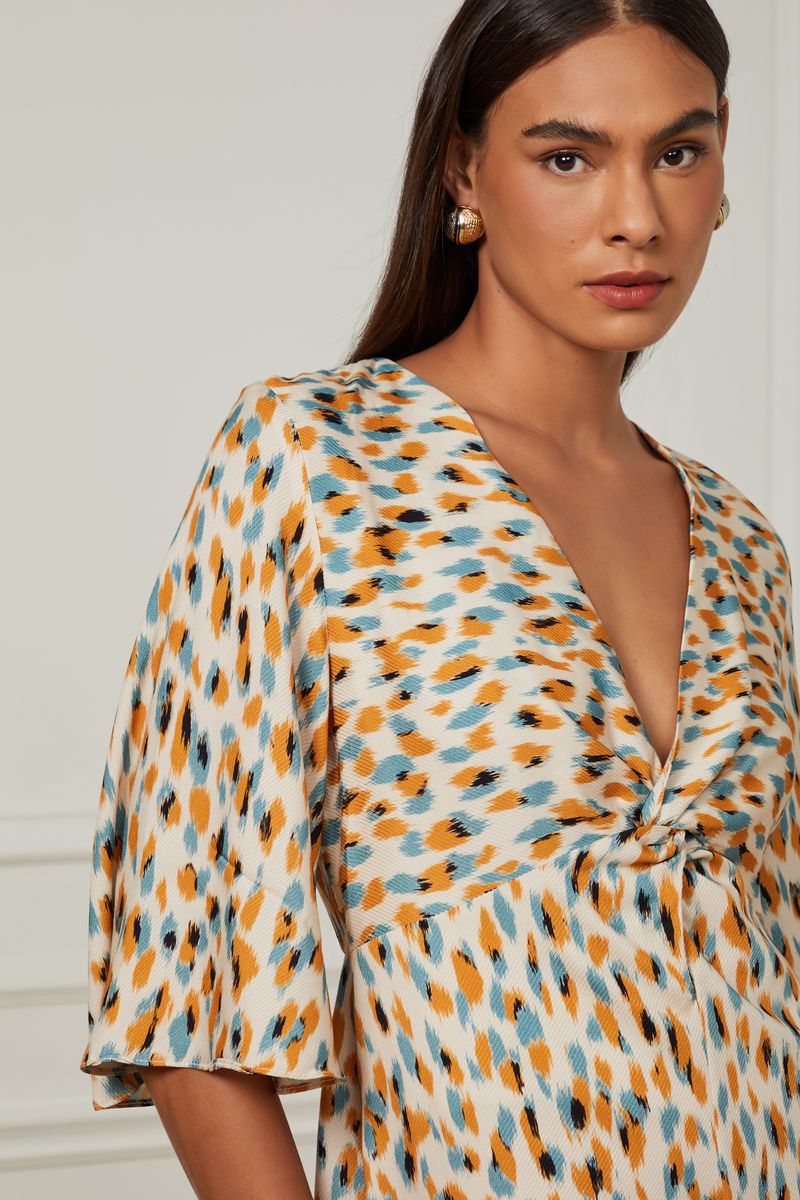 07206020_36156_4-VESTIDO-CURTO-RETO-DECOTE-V-TORCIDO-E-MANGA-3-4-ESTAMPADO