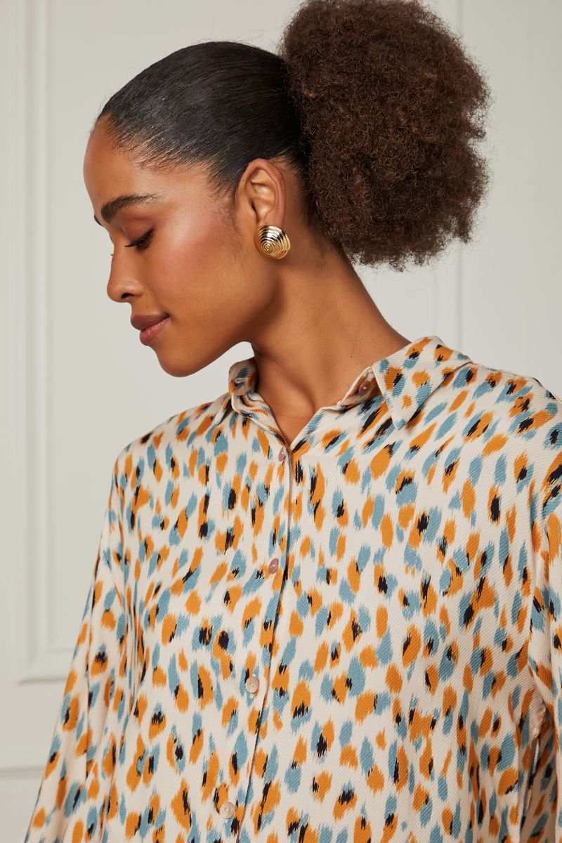 52051443_36156_4-CAMISA-OVERSIZED-MANGA-LONGA-DETALHE-AMARRACAO-NAS-LATERAIS-ESTAMPADA