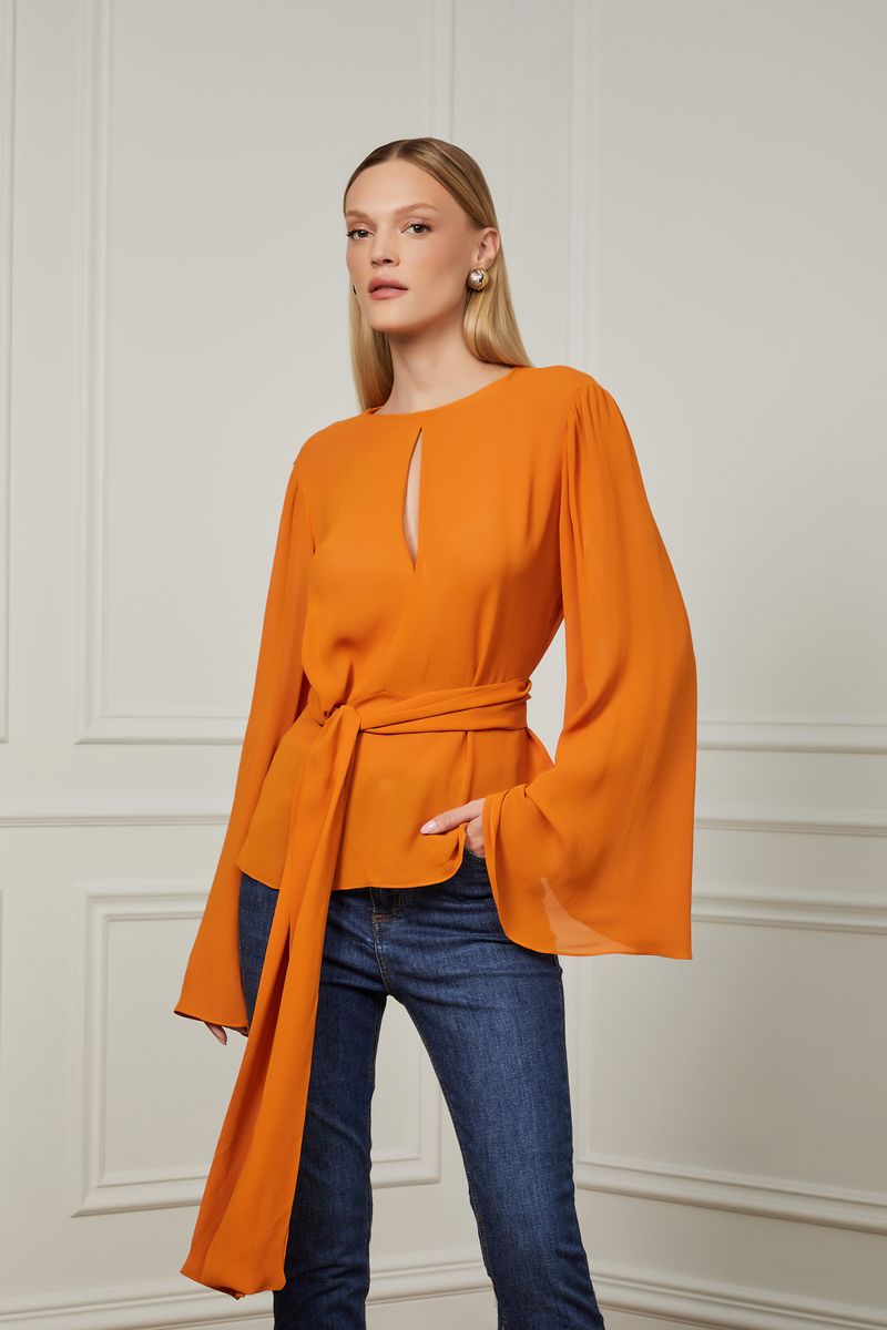 52135221_09031_1-BLUSA-DE-MANGA-COMPRIDA-E-DETALHE-GOTA-NO-DECOTE-AMARRACAO-CARAMELO