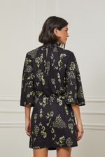 07206026_36114_3-VESTIDO-CURTO-RETO-GOLA-ALTA-DE-LASTEX-MANGA-3-4-COM-DETALHE-DE-PREGAS-NA-SAIA-ESTAMPADO-IKAT