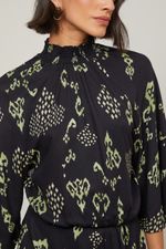 07206026_36114_4-VESTIDO-CURTO-RETO-GOLA-ALTA-DE-LASTEX-MANGA-3-4-COM-DETALHE-DE-PREGAS-NA-SAIA-ESTAMPADO-IKAT