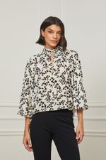 52134891_36260_1-BLUSA-CROPPED-COM-MANGA-CURTA-E-GOLA-ALTA-ESTAMPA-GRANILITE