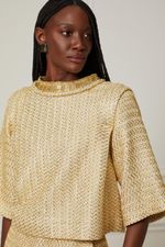52134084_0003_2-CAMISETA-DE-TECIDO-COM-LUREX-DOURADO-OMBREIRA-E-GOLA-DE-TRICO