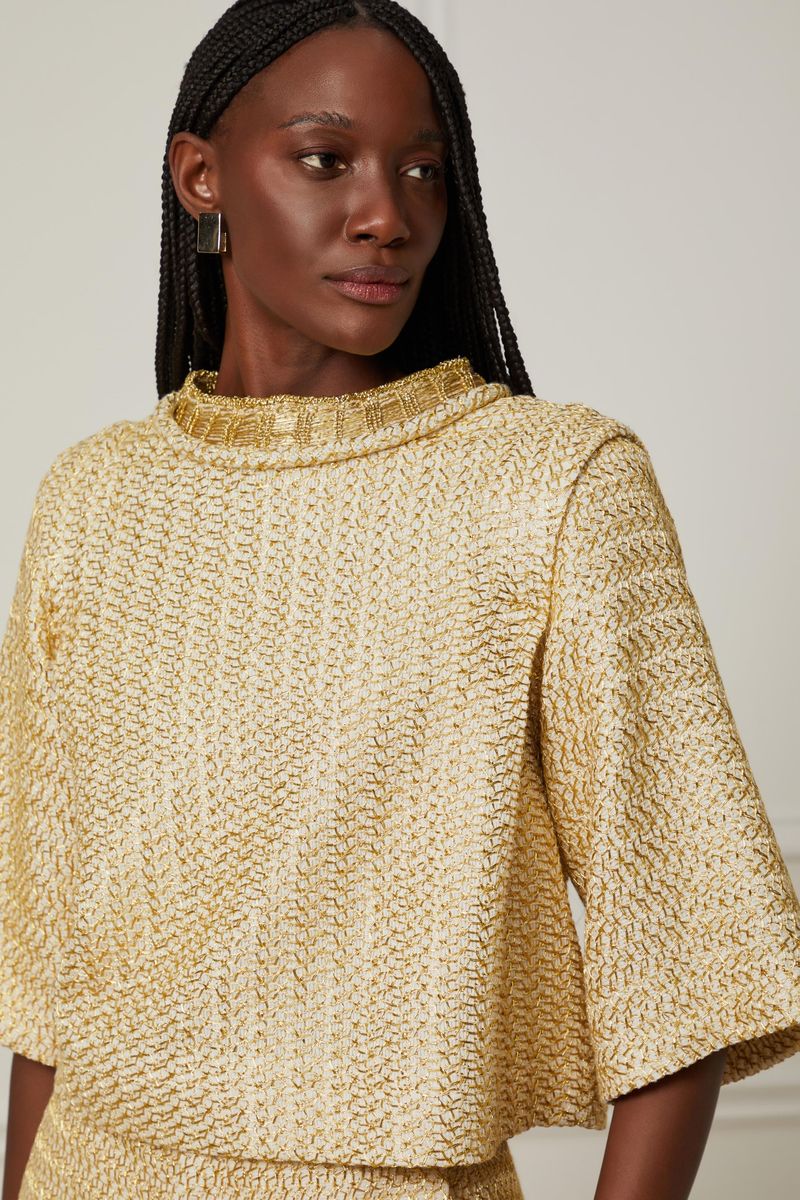 52134084_0003_2-CAMISETA-DE-TECIDO-COM-LUREX-DOURADO-OMBREIRA-E-GOLA-DE-TRICO