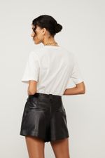 25053986_0005_3-SHORT-DE-COURO-CURTO-PREGAS