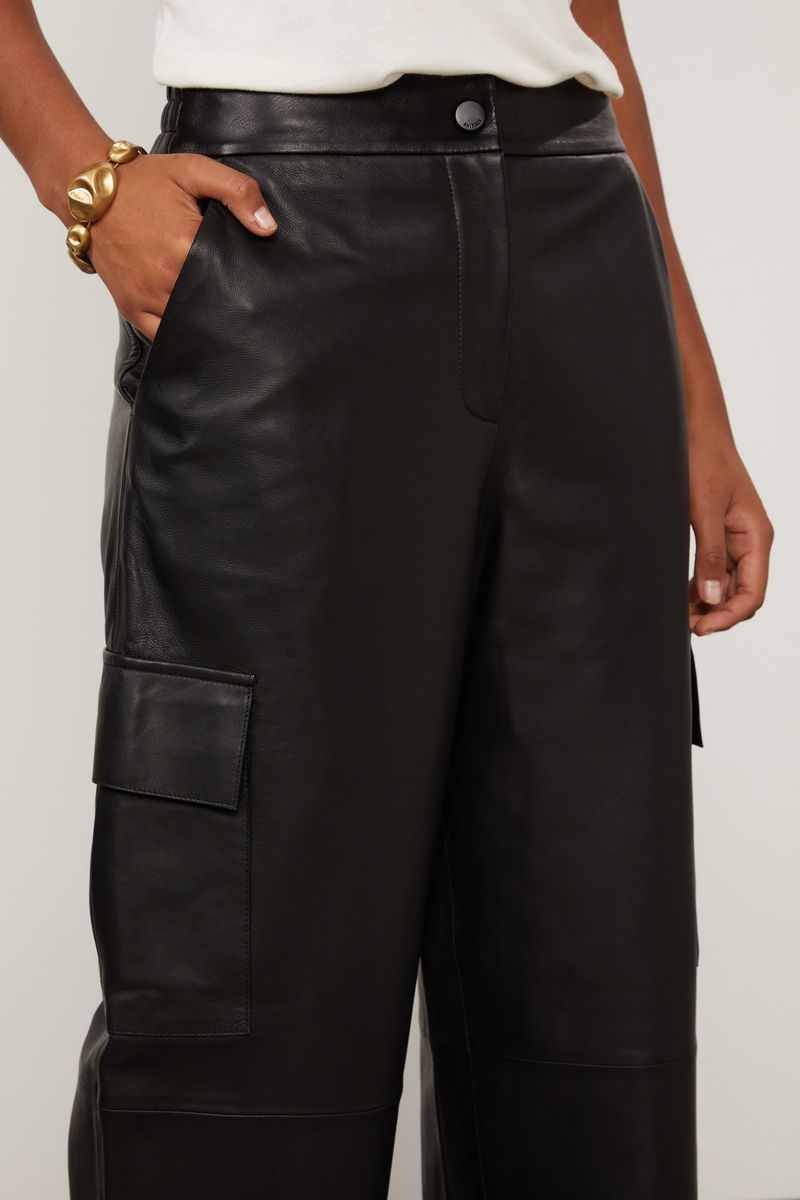 25341117_0005_4-CALCA-DE-COURO-BOLSO-LATERAL-PRETO