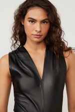 52390307_0005_4-BODY-DE-COURO-E-MALHA-DECOTE-V