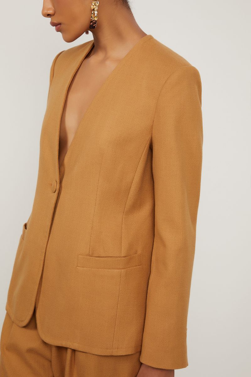 03040478_6048_4-BLAZER-ALONGADO-MARROM-NOZES-SEM-LAPELA