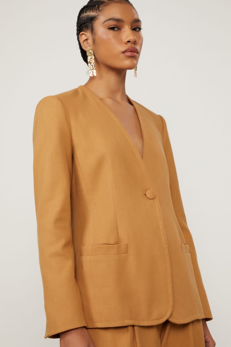 03040478_6048_5-BLAZER-ALONGADO-MARROM-NOZES-SEM-LAPELA