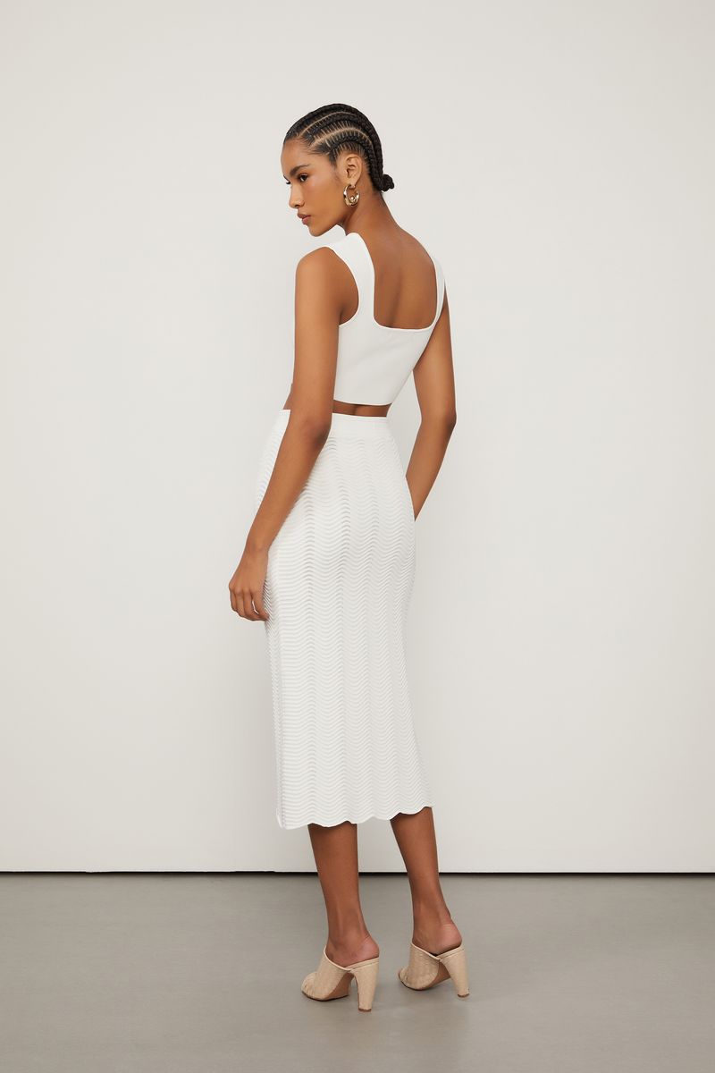 25111181_0003_3-SAIA-DE-TRICOT-OFF-WHITE-COM-ONDAS-CANELADAS