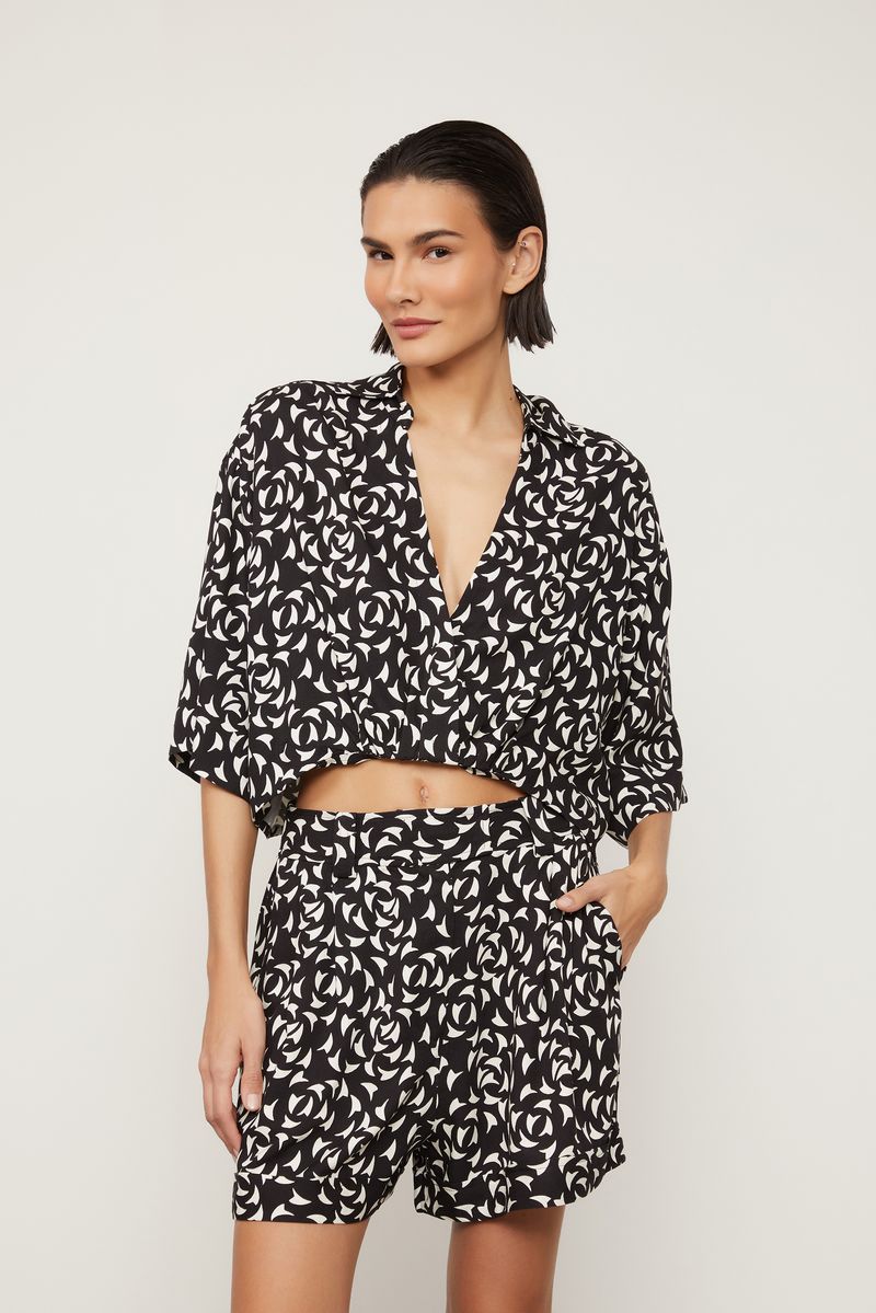 52051541_09601_1-CAMISA-CROPPED-POLO-AMPLA-DECOTE-V-ESTAMPADA