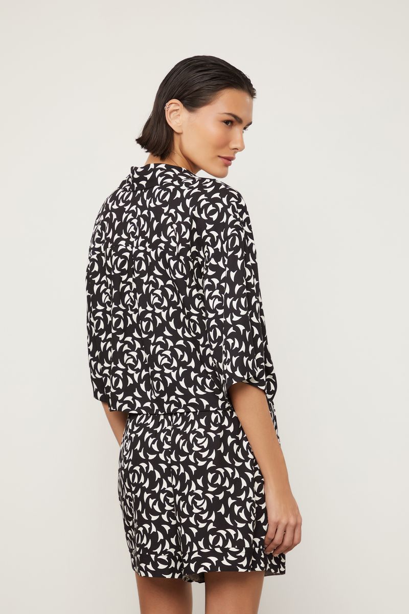 52051541_09601_3-CAMISA-CROPPED-POLO-AMPLA-DECOTE-V-ESTAMPADA