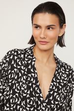 52051541_09601_4-CAMISA-CROPPED-POLO-AMPLA-DECOTE-V-ESTAMPADA