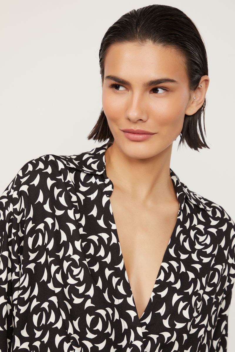 52051541_09601_4-CAMISA-CROPPED-POLO-AMPLA-DECOTE-V-ESTAMPADA