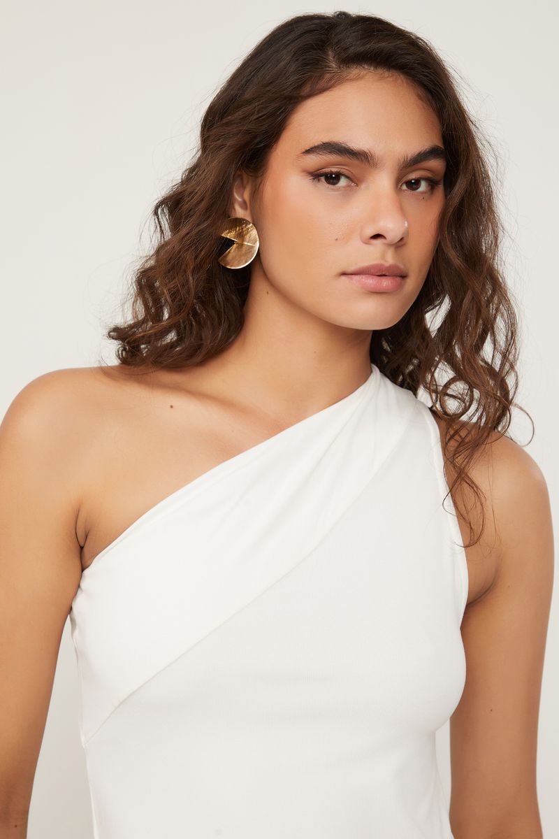 52135473_0003_4-BLUSA-DE-MALHA-CANELADA-OFF-WHITE-OMBRO-SO-LARGO