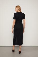 07206586_0005_3-VESTIDO-DE-MALHA-GAZE-MIDI-PRETO-COM-DETALHE-CUT