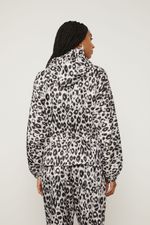 03030168_09694_3-PARKA-DE-NYLON-COM-RECORTES-ESTAMPADA