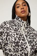 03030168_09694_4-PARKA-DE-NYLON-COM-RECORTES-ESTAMPADA