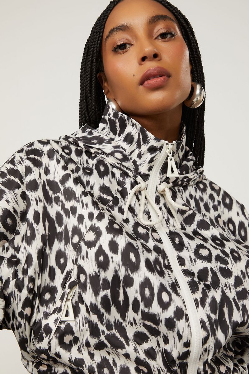 03030168_09694_4-PARKA-DE-NYLON-COM-RECORTES-ESTAMPADA