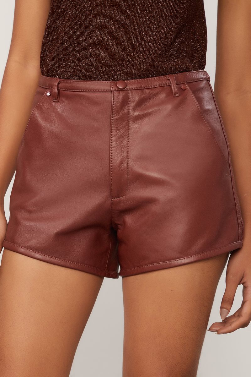 25054175_09281_4-SHORT-DE-COURO-DEBRUM-ASA-DELTA-MARROM-BORDO