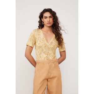 T-Shirt De Malha Fininha Decote v Com Manga Curta Estampada