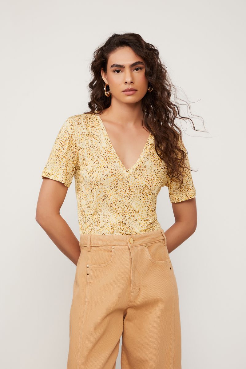 52135642_09845_1-T-SHIRT-DE-MALHA-FININHA-DECOTE-V-COM-MANGA-CURTA-ESTAMPADA