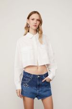 25054155_0105_1-SHORT-JEANS-BOY-COM-RECORTE-E-HOT-FIX