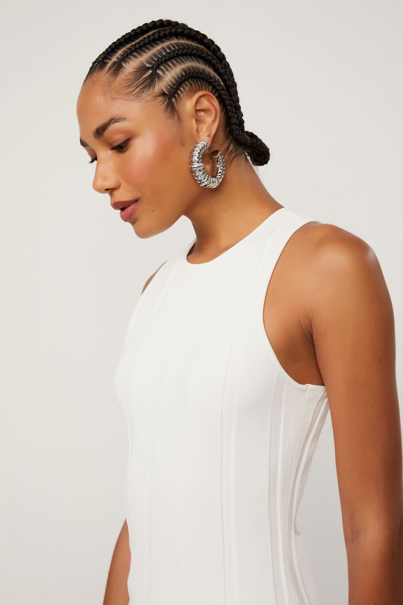 07206713_0003_4-VESTIDO-DE-TRICOT-CURTO-COM-ABERTURA-NO-COS