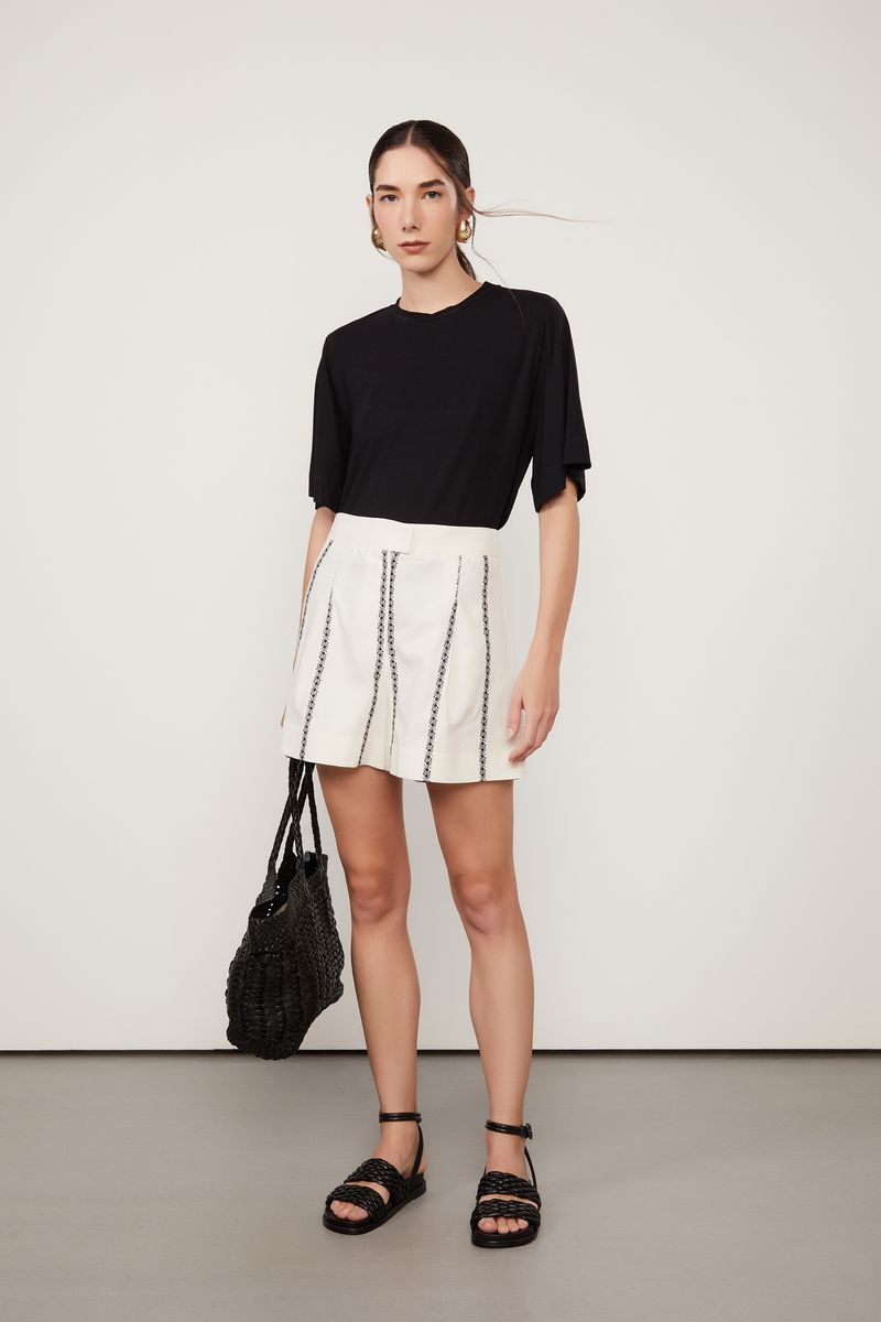 25054178_0003_1-SHORT-RETO-DETALHE-PREGAS-DE-JACQUARD-LISTRADO