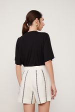25054178_0003_3-SHORT-RETO-DETALHE-PREGAS-DE-JACQUARD-LISTRADO