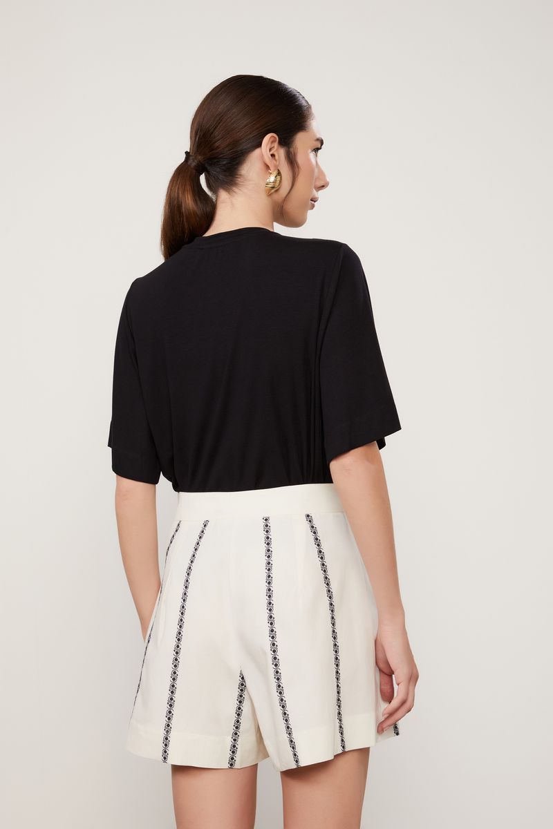 25054178_0003_3-SHORT-RETO-DETALHE-PREGAS-DE-JACQUARD-LISTRADO