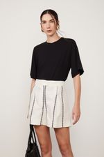 25054178_0003_4-SHORT-RETO-DETALHE-PREGAS-DE-JACQUARD-LISTRADO