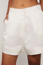 25111370_0003_2-SHORT-BASICO-RETO-DETALHE-PREGAS-OFF-WHITE