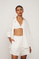 25111370_0003_4-SHORT-BASICO-RETO-DETALHE-PREGAS-OFF-WHITE