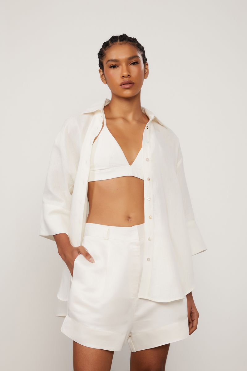 25111370_0003_4-SHORT-BASICO-RETO-DETALHE-PREGAS-OFF-WHITE