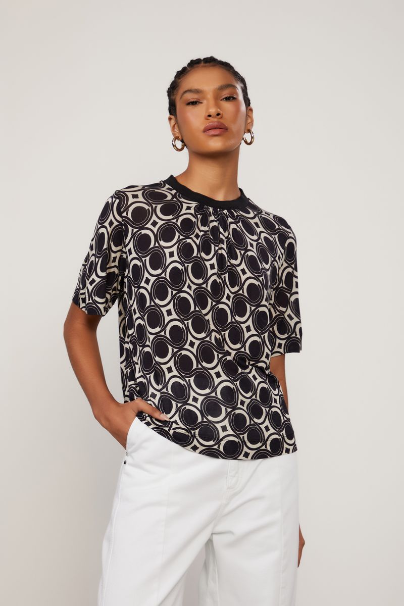 52135652_09839_1-T-SHIRT-DE-MALHA-ESTAMPADA-COM-GOLA-DE-RETILINEA