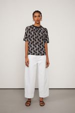 52135652_09839_2-T-SHIRT-DE-MALHA-ESTAMPADA-COM-GOLA-DE-RETILINEA