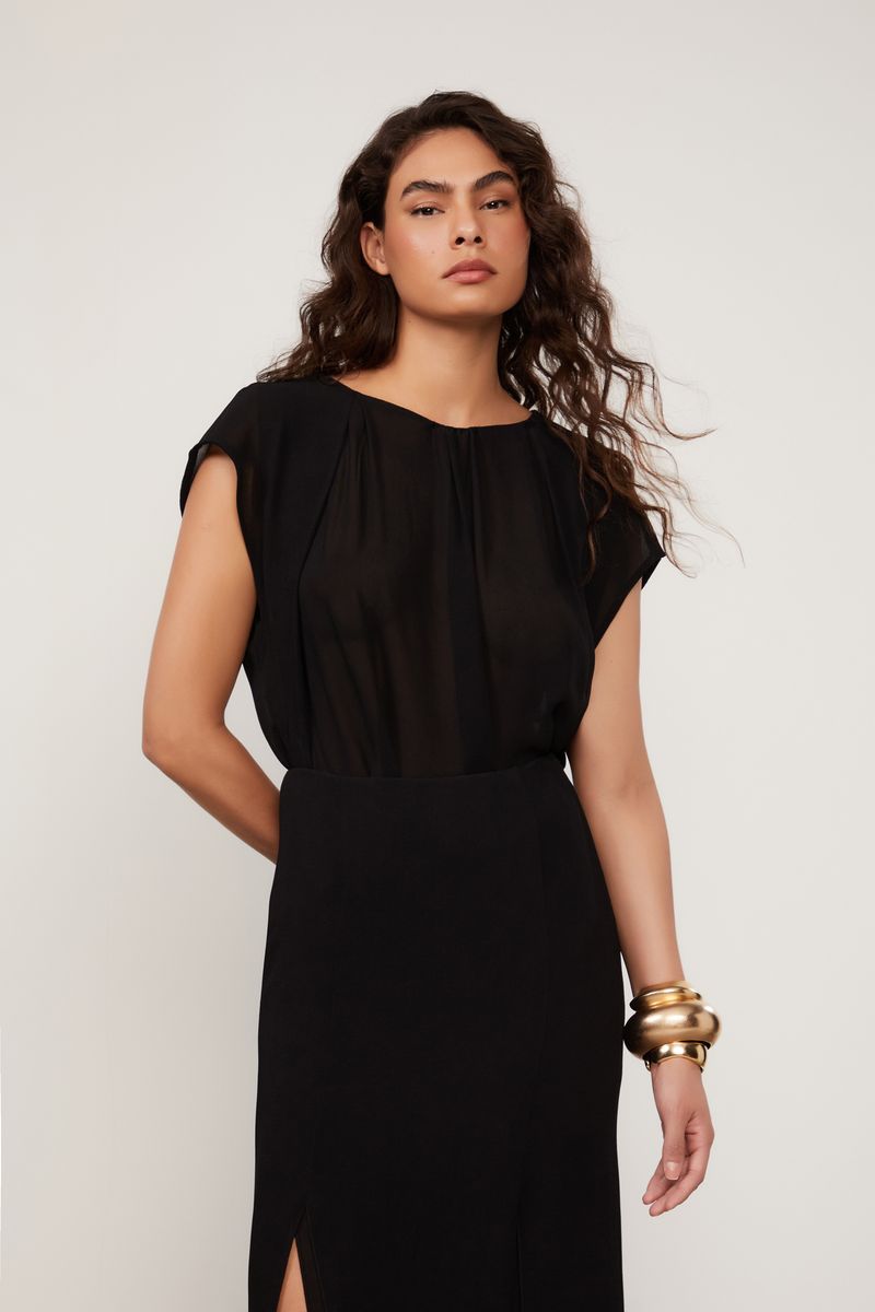 52135722_0005_2-BLUSA-DE-GEORGETTE-PRETA-COM-DETALHE-NAS-MANGAS