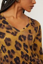 52135924_50462_2-CAMISETA-MANGA-LONGA-DECOTE-V-ESTAMPADA-ONCA-SOMBRA