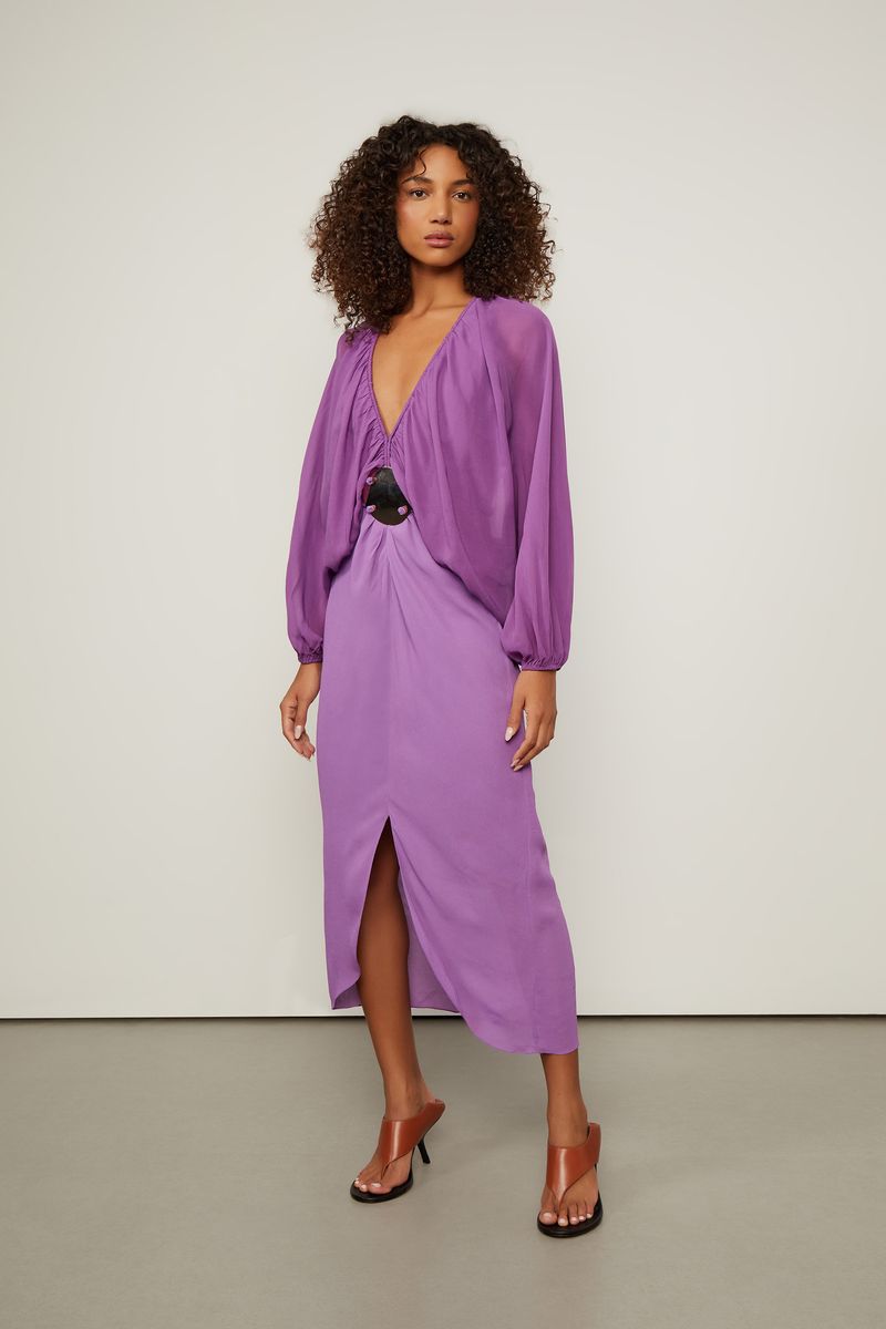 07206633_09252_1-VESTIDO-DE-GEORGETTE-LEVE-MIDI-ROXO-MANGA-LEQUE-COM-CINTO