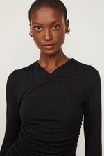 07207331_0005_4-VESTIDO-DE-MALHA-PRETO-CURTO-TRANSPASSE