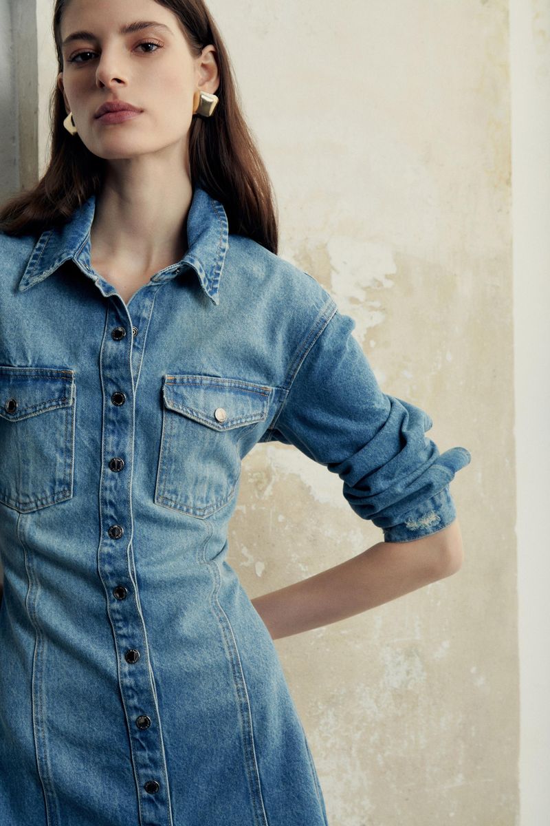 07207461_0105_2-VESTIDO-JEANS-CURTO-DESTROYED-NA-BARRA