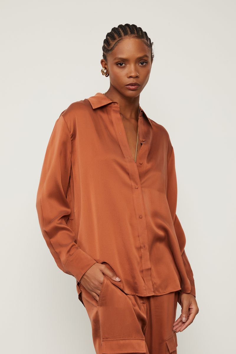 52051767_10056_1-CAMISA-DE-CETIM-MARROM-BISCOITO