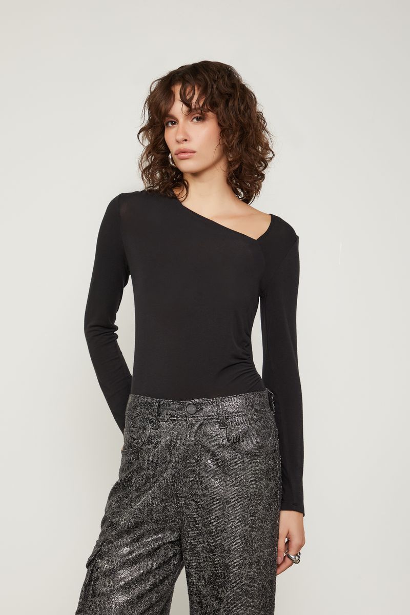 52135974_0005_2-BLUSA-DE-MALHA-DECOTE-ASSIMETRICO